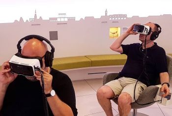 Zwei Männer mit VR-Brillen