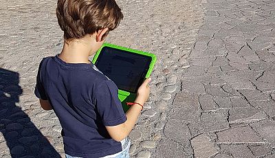 Ein Kind schaut auf ein Tablet