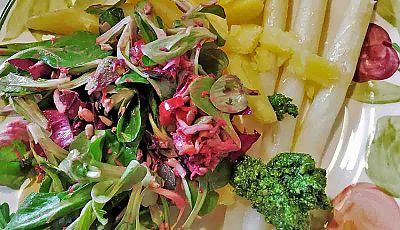 Teller mit buntem Salat, mit Spargel, Pesto, roten Zwiebeln, Kartoffeln, Feldsalat