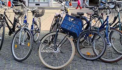 Fahrräder geparkt auf einer Furt mit Rollstuhl-Symbol
