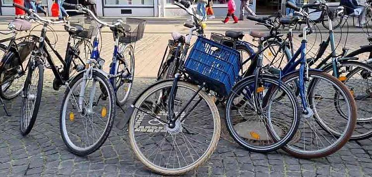 Fahrräder teilweise auf einem Rollstuhlsymbol geparkt