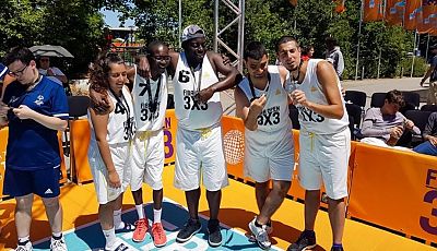 Junge Basketballspieler zeigen ihre Medaillen